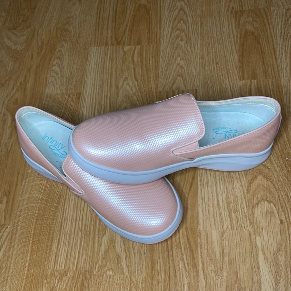 Infinity by Cherokee Clogs (BRAND NEW)